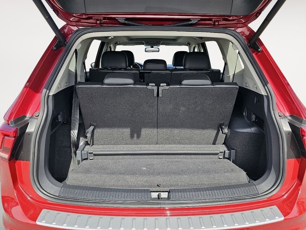 Used 2018 Cardinal Red Metallic Volkswagen 2.0T SEL image 26