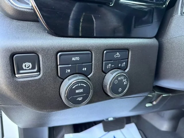 Used 2025 Summit White Chevrolet LT image 27