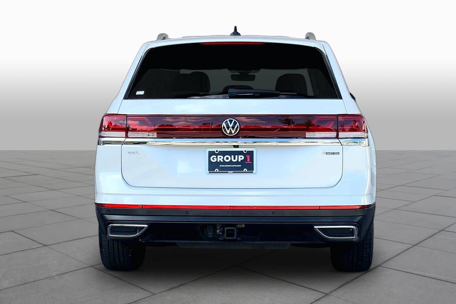 Used 2025 Opal White Pearl Volkswagen 2.0T SEL image 5