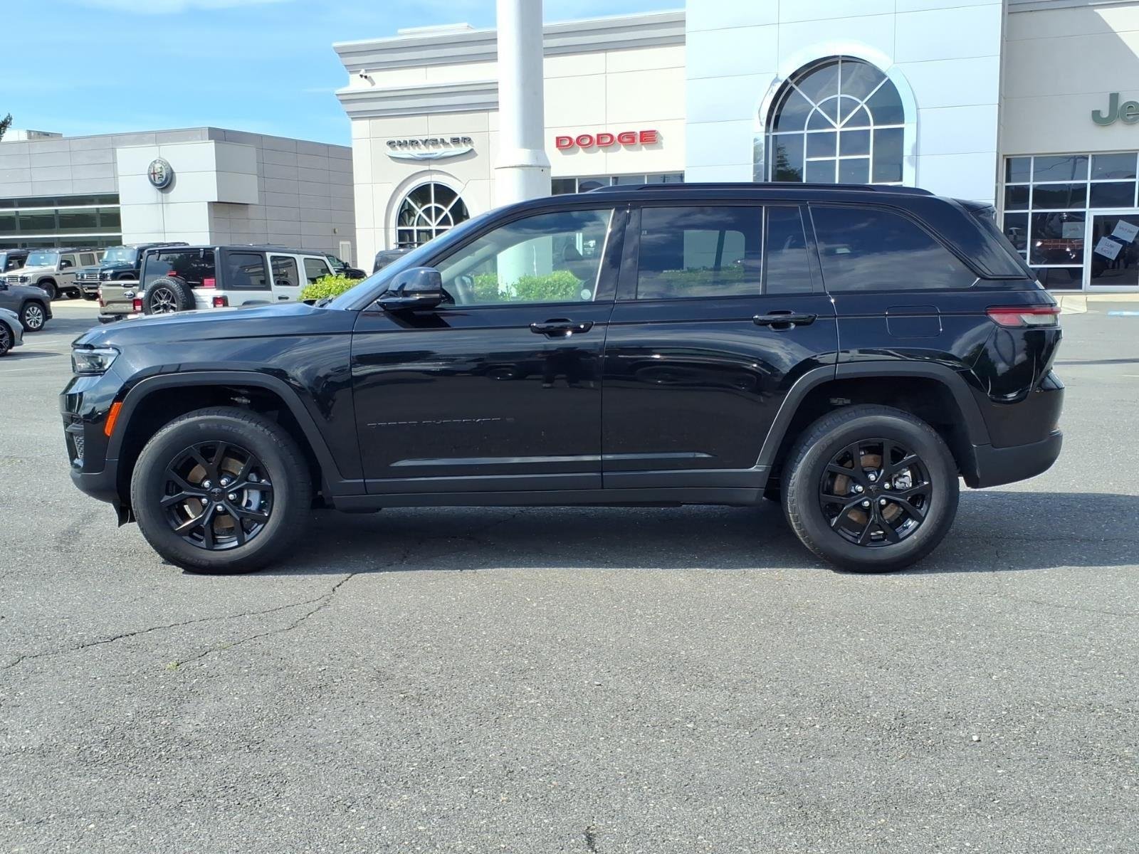 Used 2025 Diamond Black Crystal Pearlcoat Jeep Altitude image 3