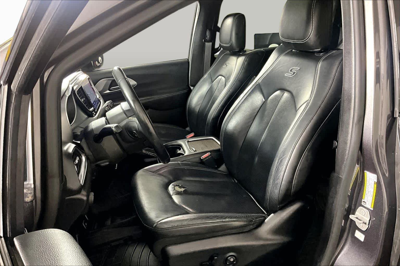 Used 2019 Granite Crystal Metallic Clearcoat Chrysler Touring L Plus image 8