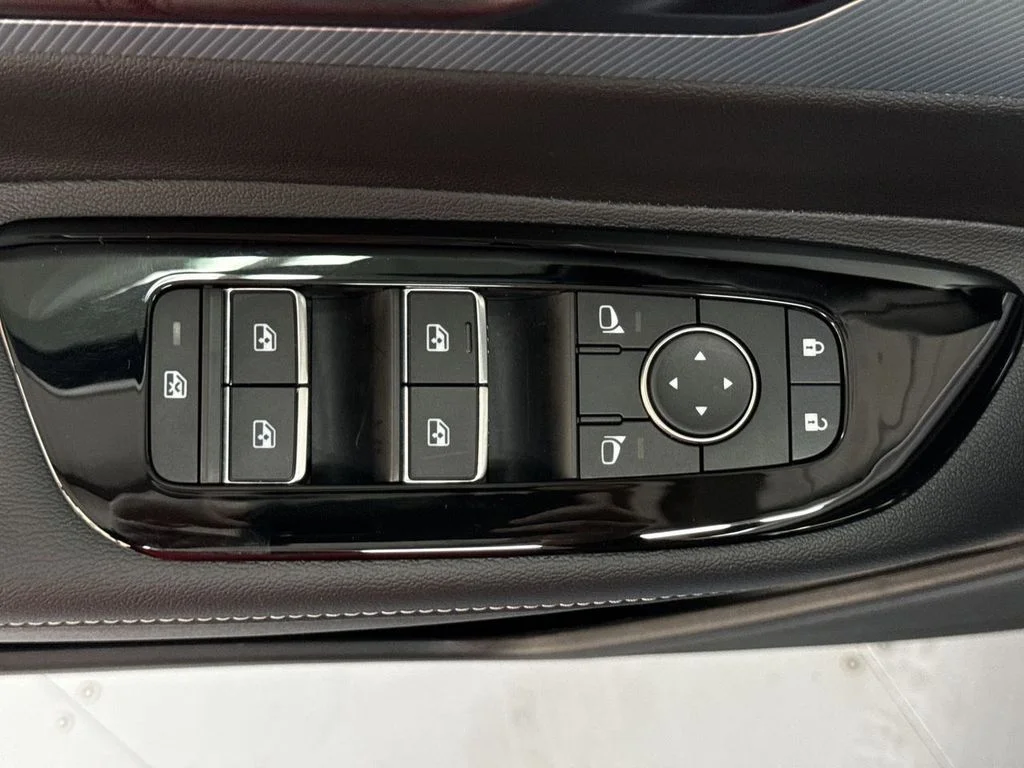 Used 2025 White Pearl Nissan SL image 16
