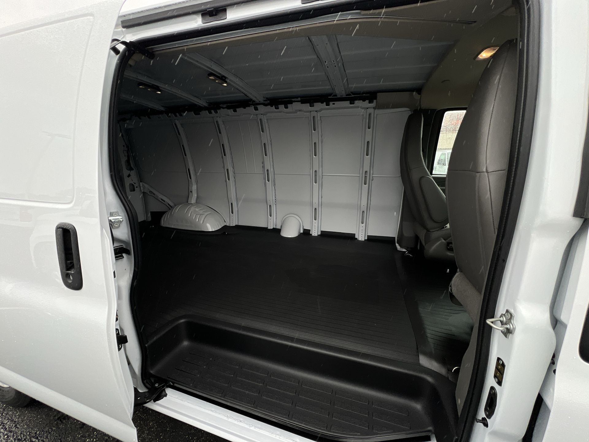 2025 Chevrolet Express Cargo Work Van - Photo 27