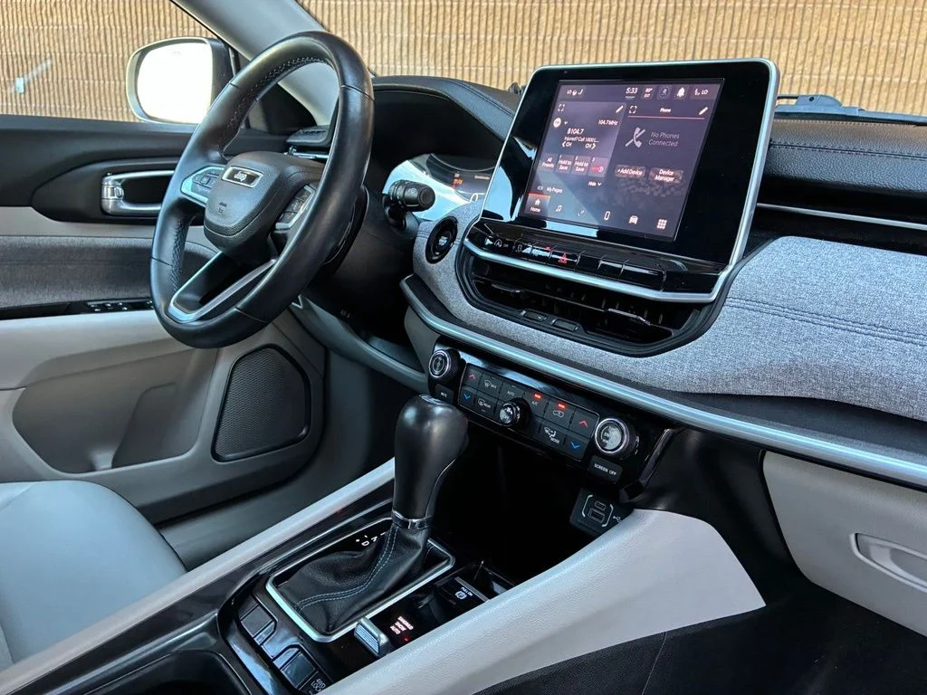 Used 2022 Red Jeep Latitude image 47