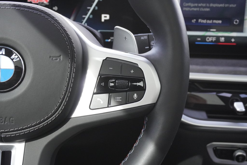 Used 2025 White BMW M60i image 13