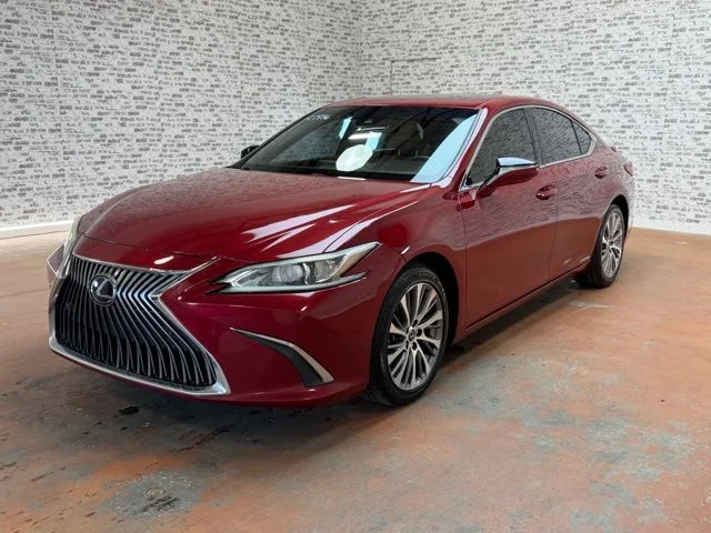 Used 2019 Red Lexus 300h image 3