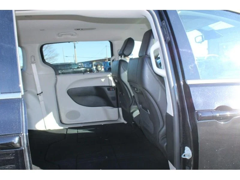 Used 2024  Chrysler Touring L image 13