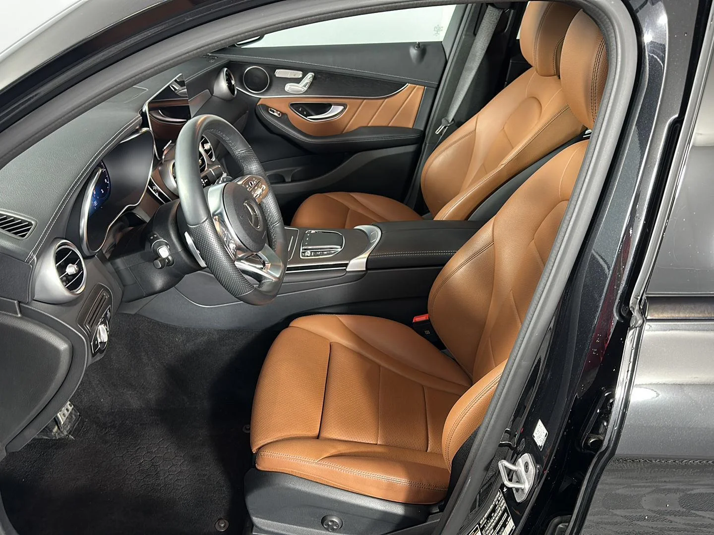 Used 2023 Obsidian Black Metallic Mercedes-Benz GLC 300 image 16