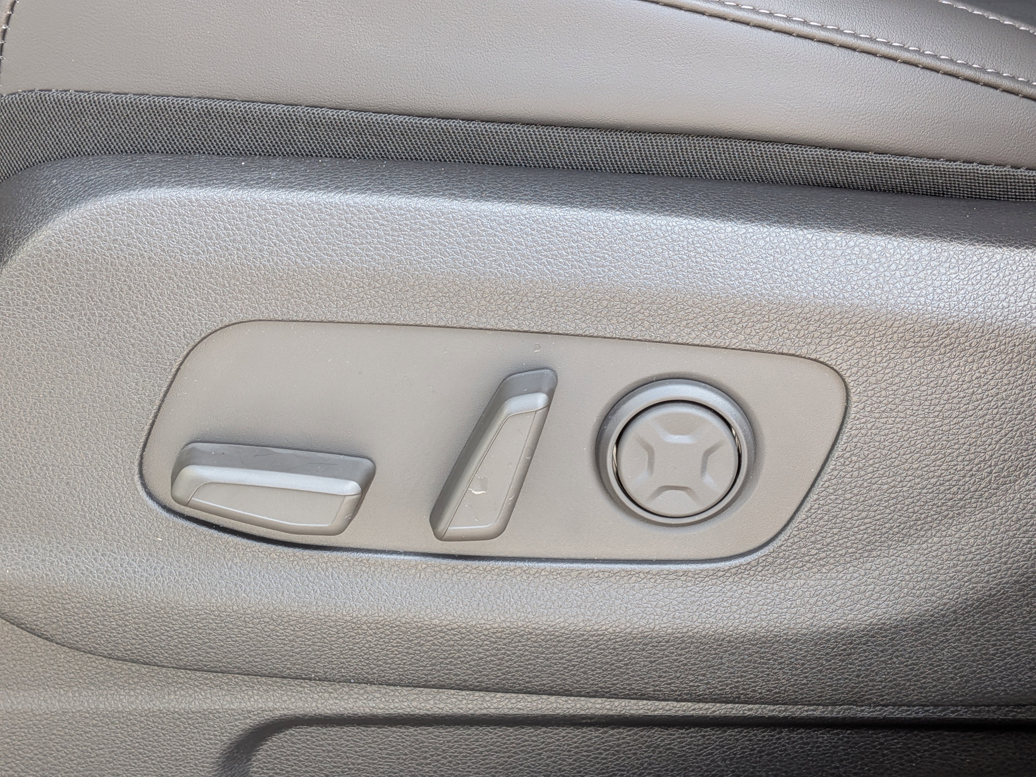 New 2026 Ivory Silver Kia EX image 26