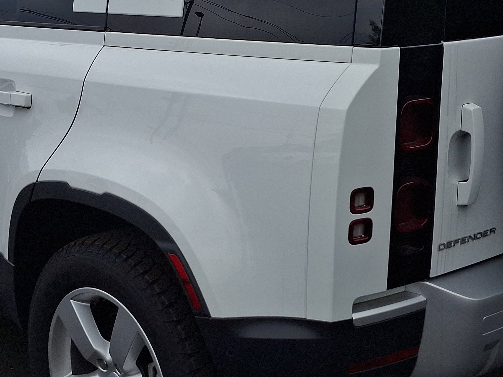Used 2024 Fuji White - 1AA Land Rover SE image 17