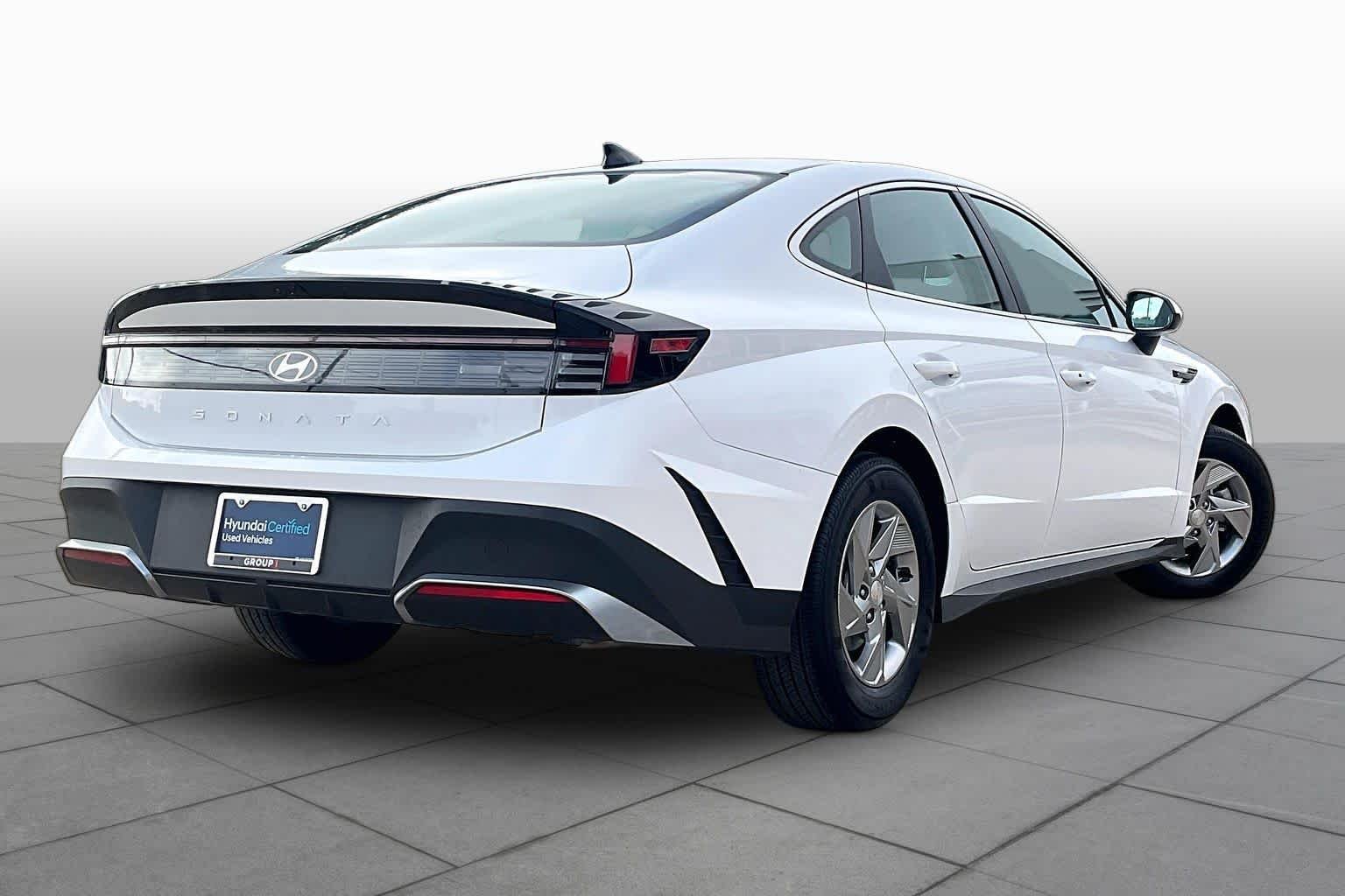 Used 2025 Serenity White Hyundai SE image 13