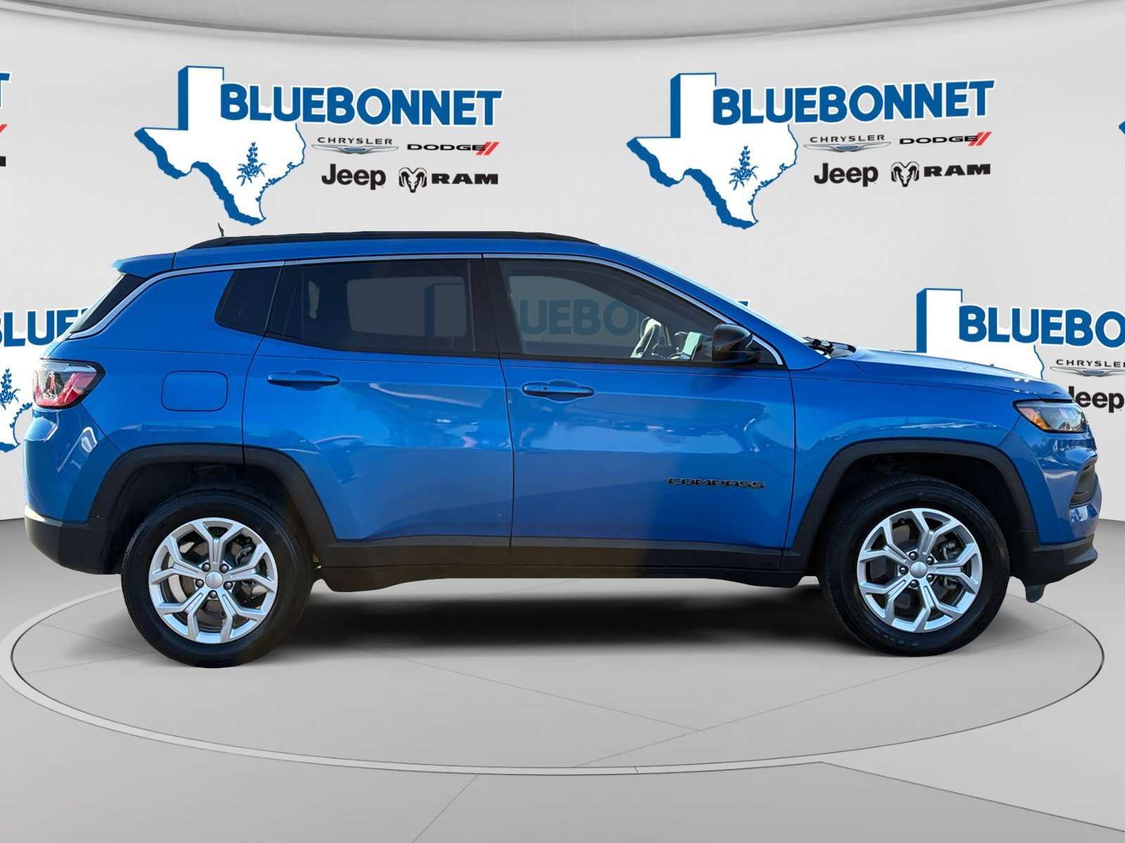 Used 2024 Hydro Blue Pearlcoat Jeep Latitude image 4