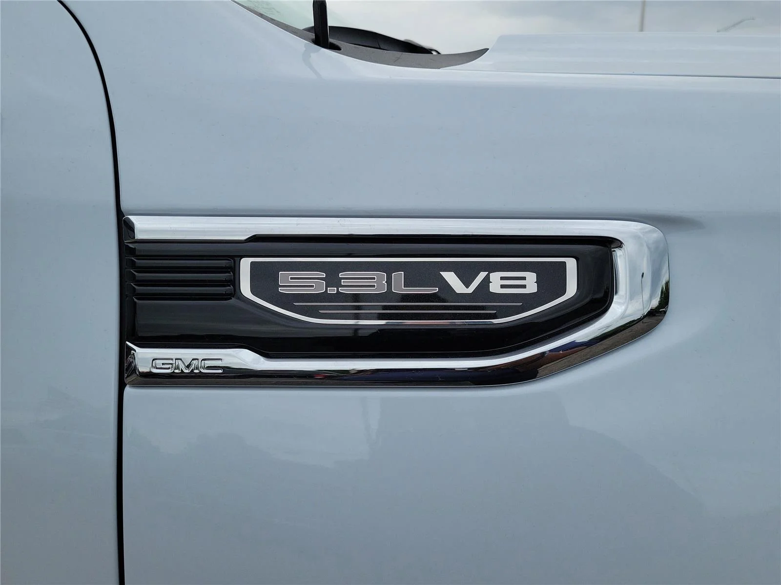 New 2026 Glacier White Tricoat GMC SLT image 7