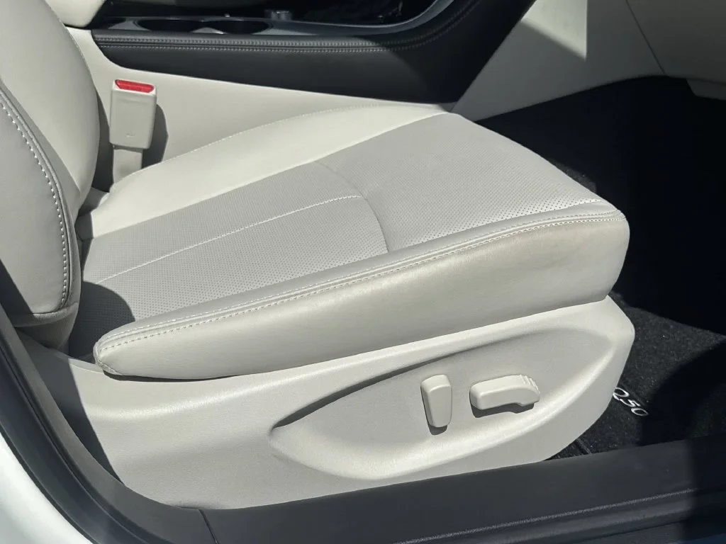 Used 2023 White INFINITI LUXE image 28
