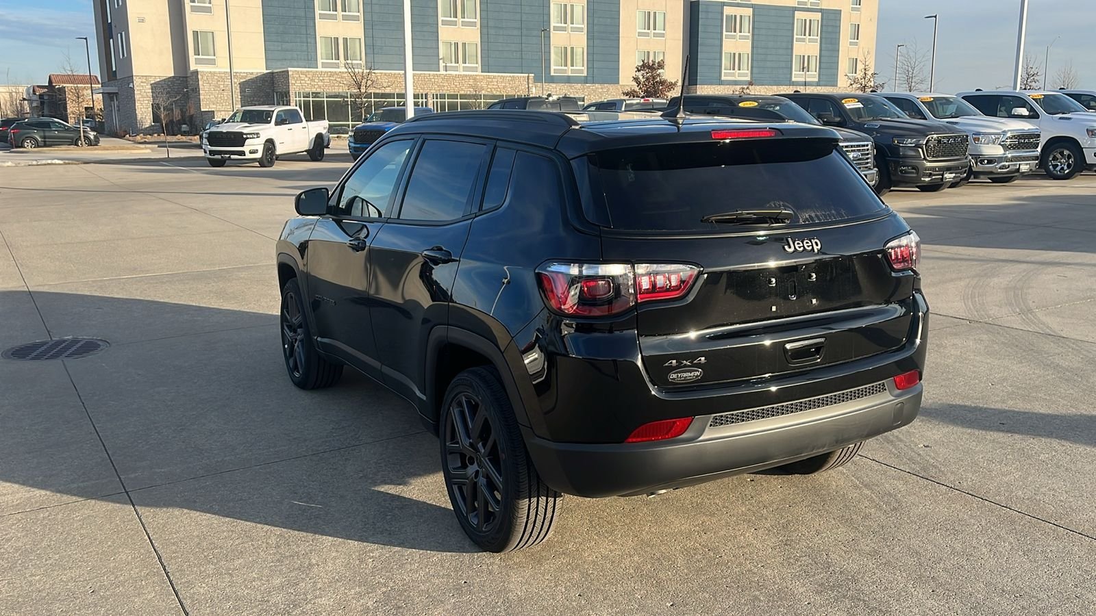 New 2026 Diamond Black Crystal Pearl-Coat Exterior Paint Jeep Latitude image 6