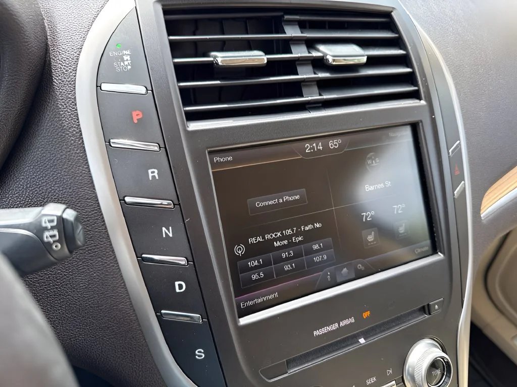 Used 2015 White Lincoln Base image 18