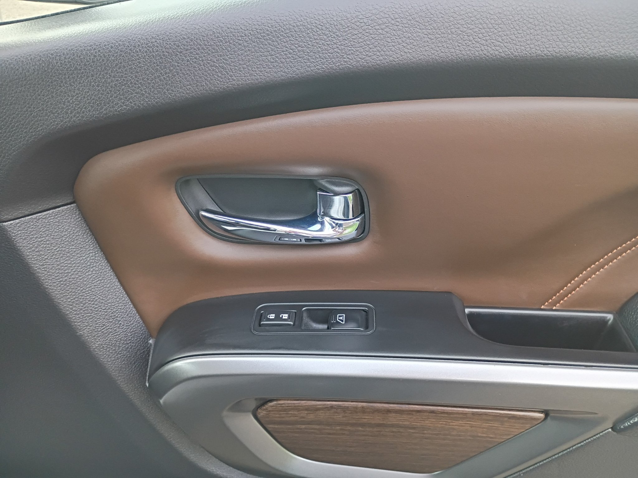 Used 2017 Pearl White Nissan Platinum Reserve image 10