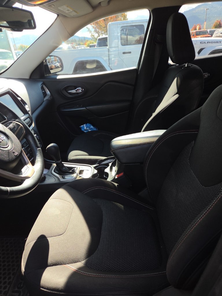 Used 2017 Gray Jeep Latitude image 5