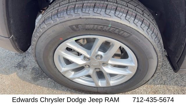 New 2026 Bright White Clear-Coat Exterior Paint Jeep Laredo X image 11