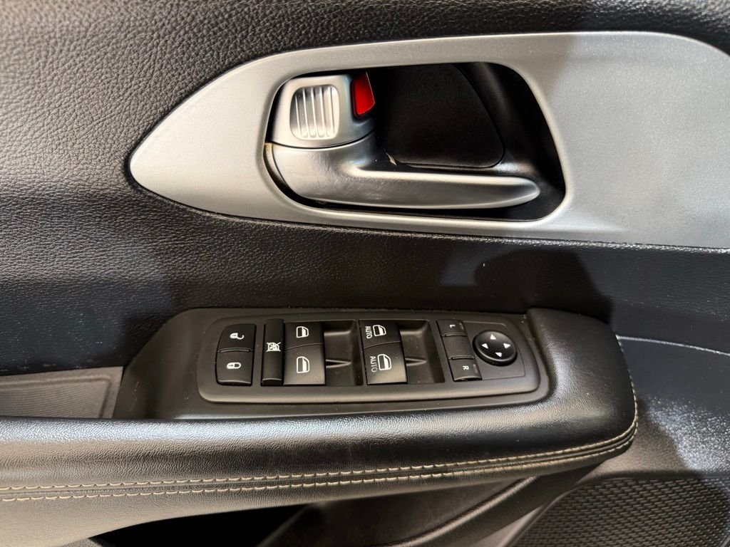 Used 2020 Brilliant Black Crystal Pearlcoat Chrysler Touring image 32