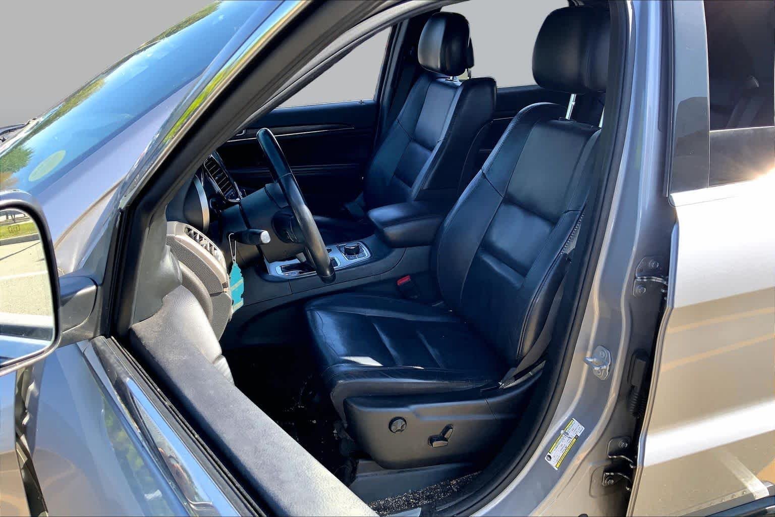 Used 2019 Billet Silver Metallic Clear Coat Jeep Limited image 8