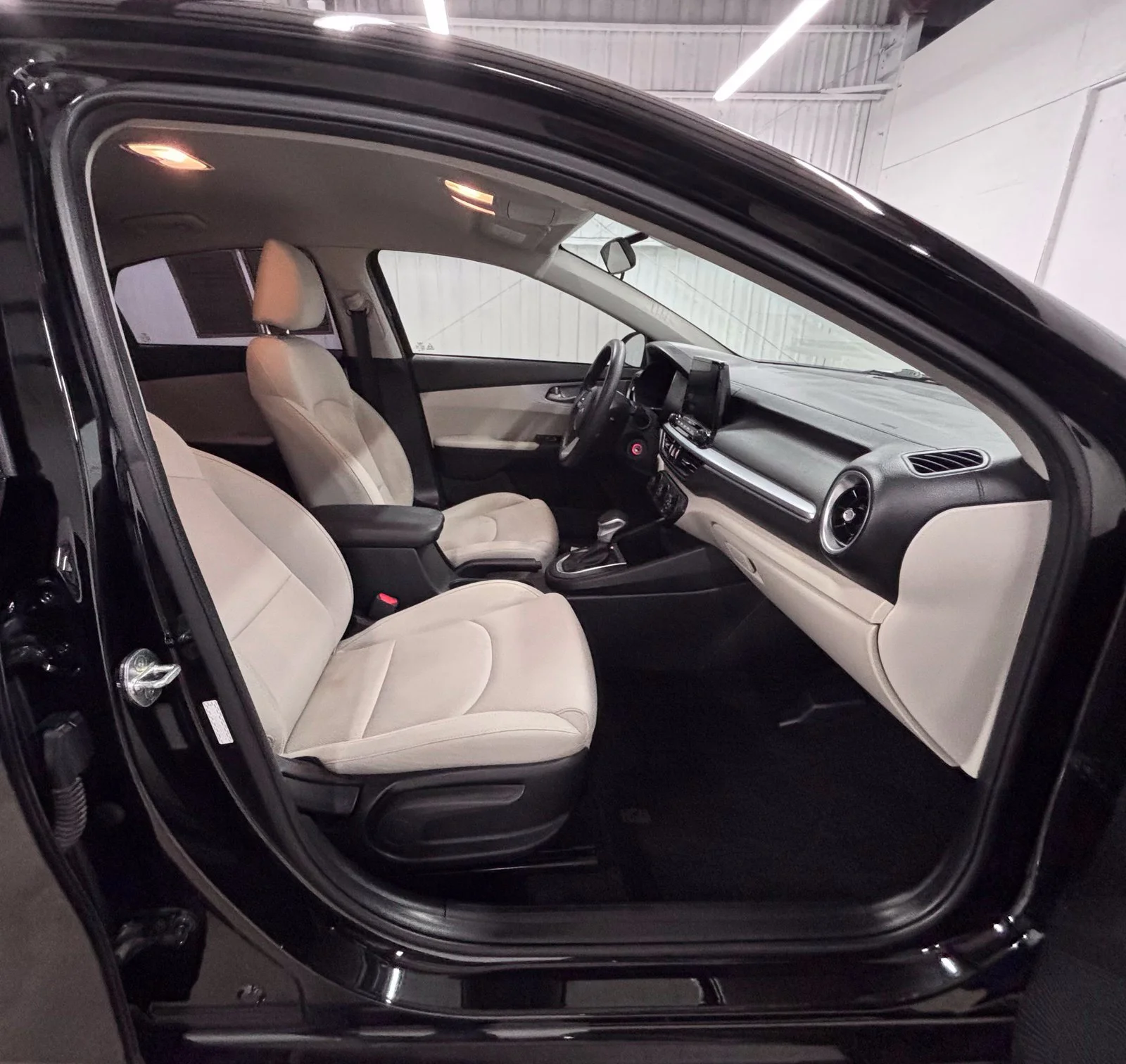 Used 2022 Black Kia LXS image 18