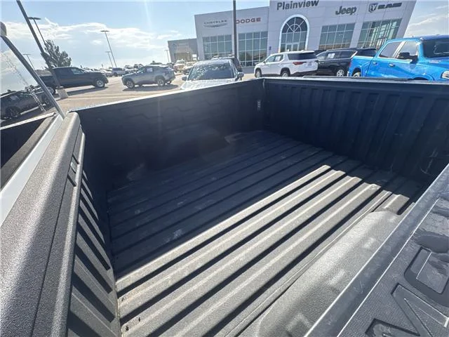 Used 2025 Summit White GMC Pro 4x4 Crew Cab 6.6 ft. box 157 in. WB image 28