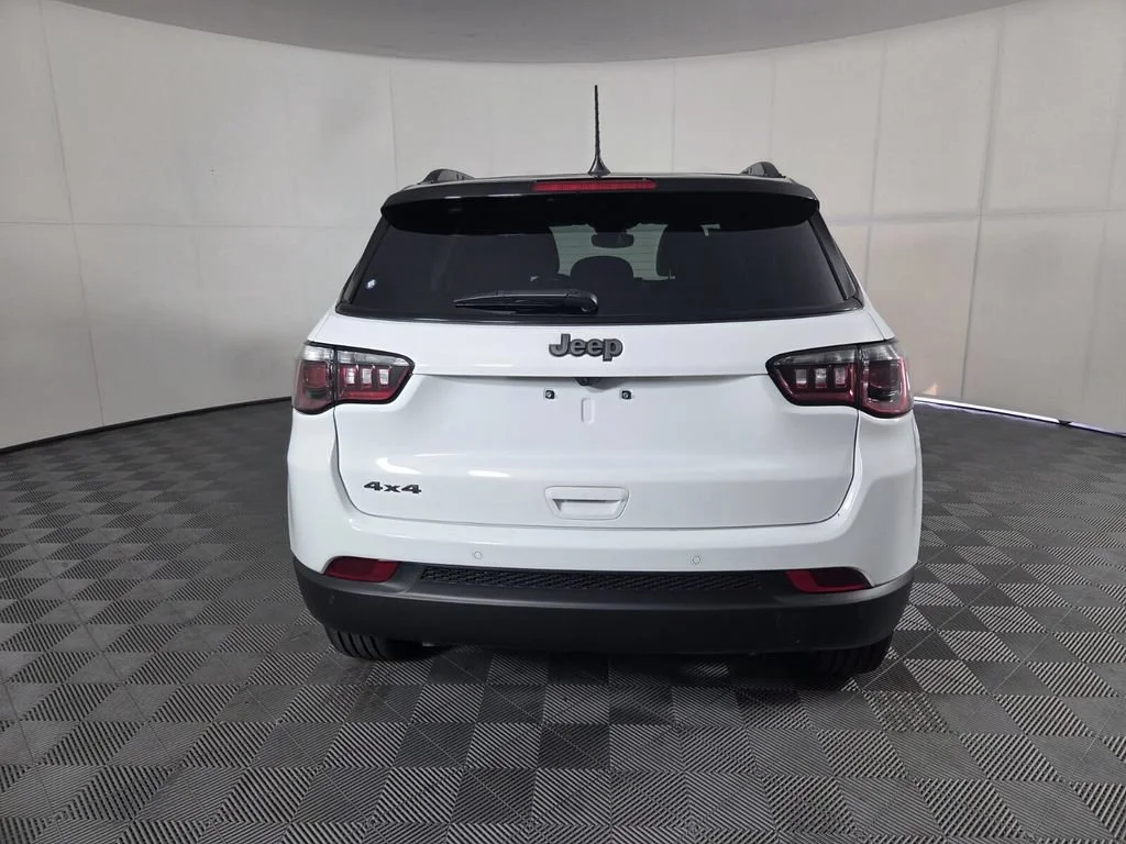 New 2026 Bright White Clear-Coat Exterior Paint Jeep Limited Altitude image 6