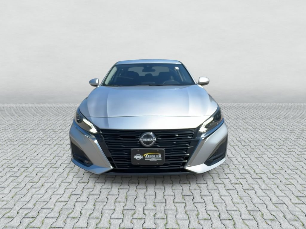 Certified Used 2023 Silver Nissan 2.5 SV image 3