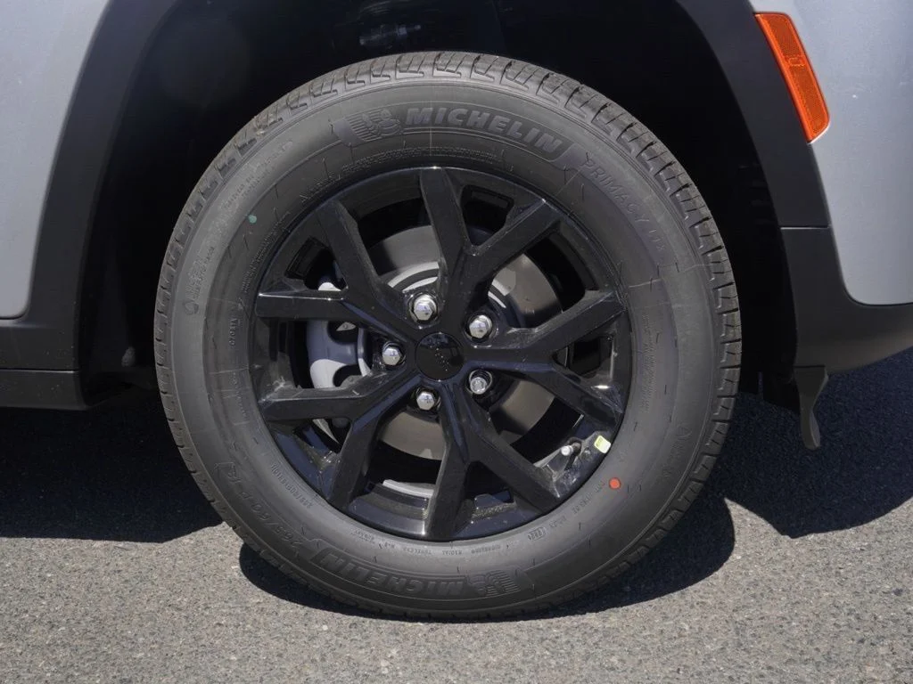 New 2026 Silver Zynith Exterior Paint Jeep Altitude image 8