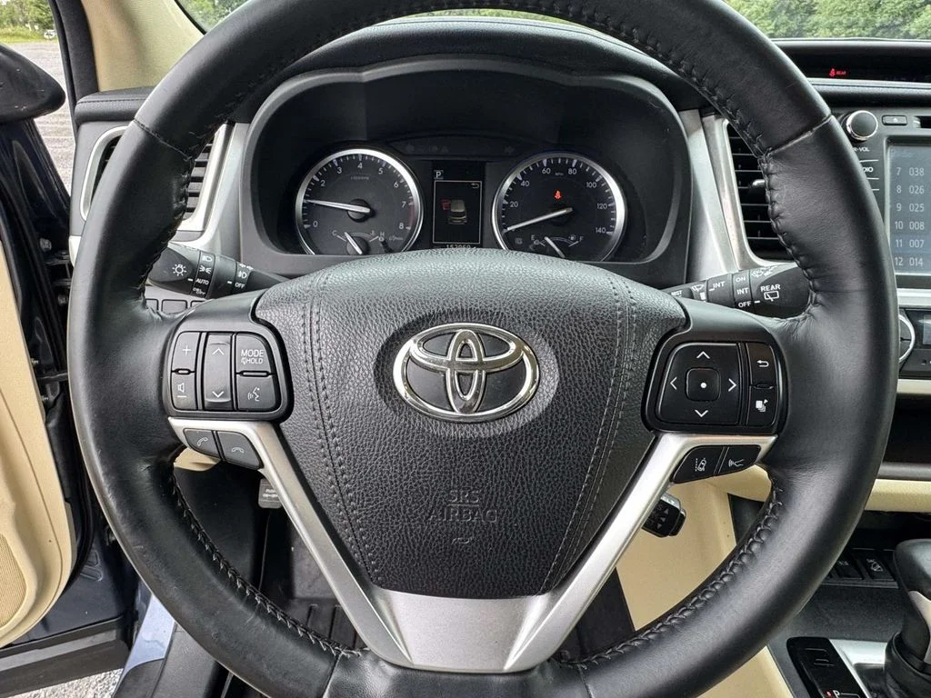 Used 2018 Blue Toyota XLE image 18