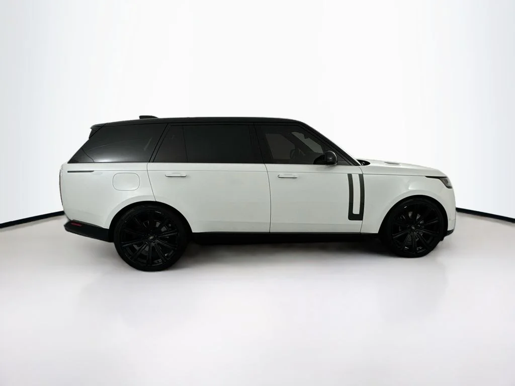 Used 2023 White Land Rover SE image 4