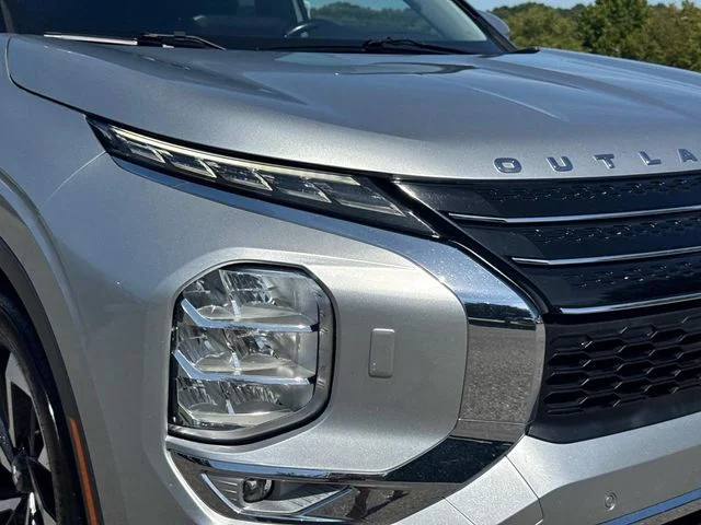 Used 2022 Silver Mitsubishi SE image 11