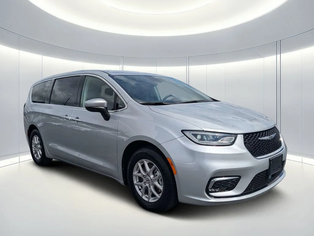 2023 Chrysler Pacifica Touring L's photo