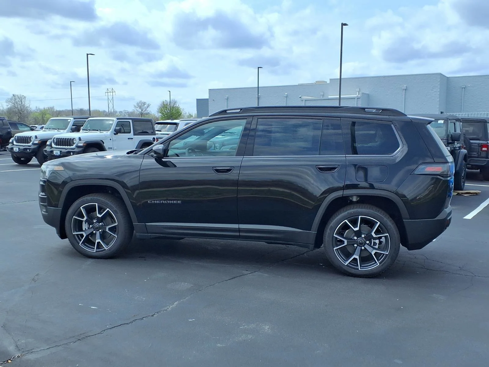 New 2026 Diamond Black Crystal Pearl-Coat Exterior Paint Jeep Overland image 15