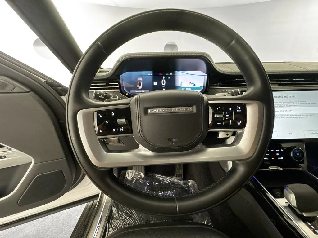 Used 2023 White Land Rover SE image 11