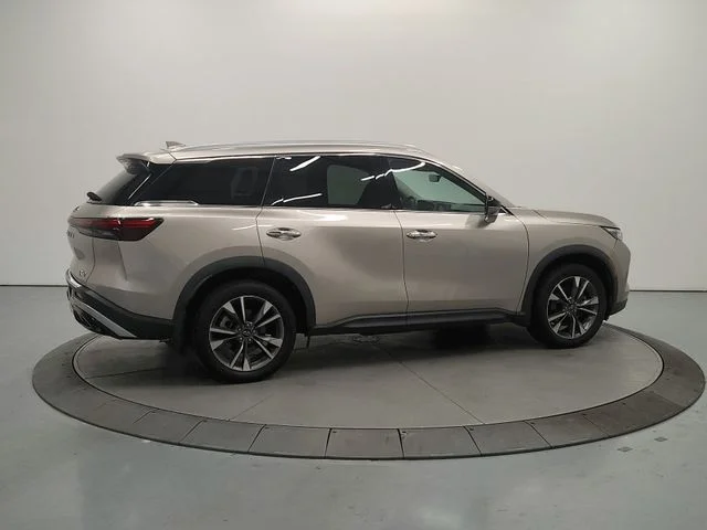 Used 2023 Silver INFINITI LUXE image 9