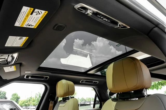 New 2026 Fuji White Land Rover SE image 4