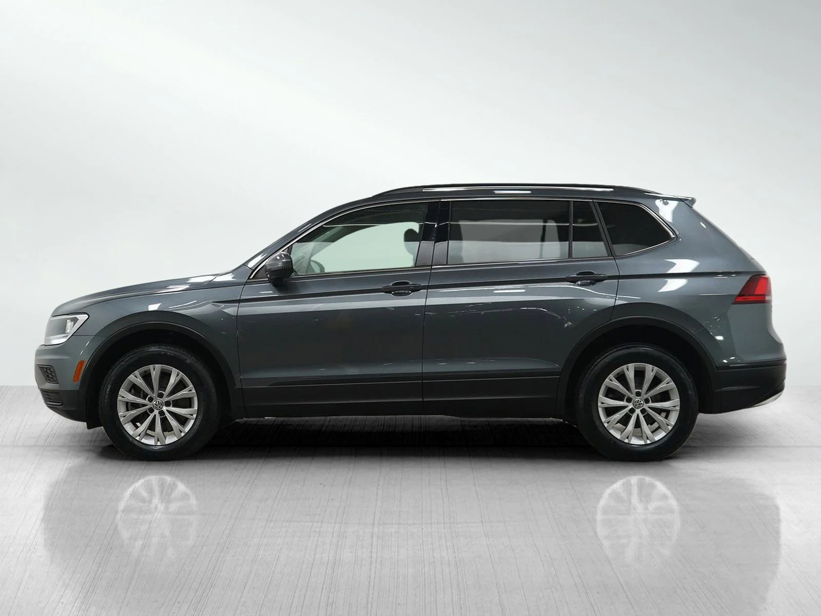 Used 2019 Volkswagen Tiguan SE with VIN 3VV2B7AX8KM069558 for sale in Roseville, Minnesota