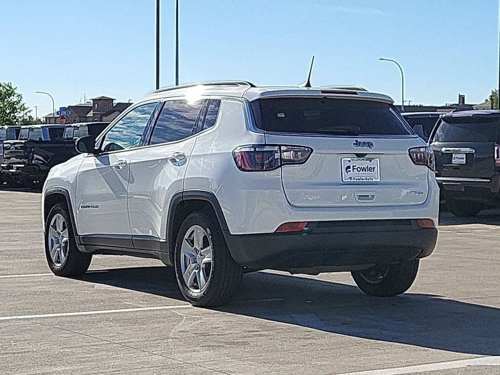 Used 2022 White Jeep Latitude FWD image 6