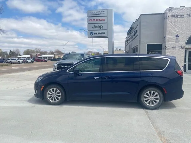 2018 Chrysler Pacifica Touring Plus's photo