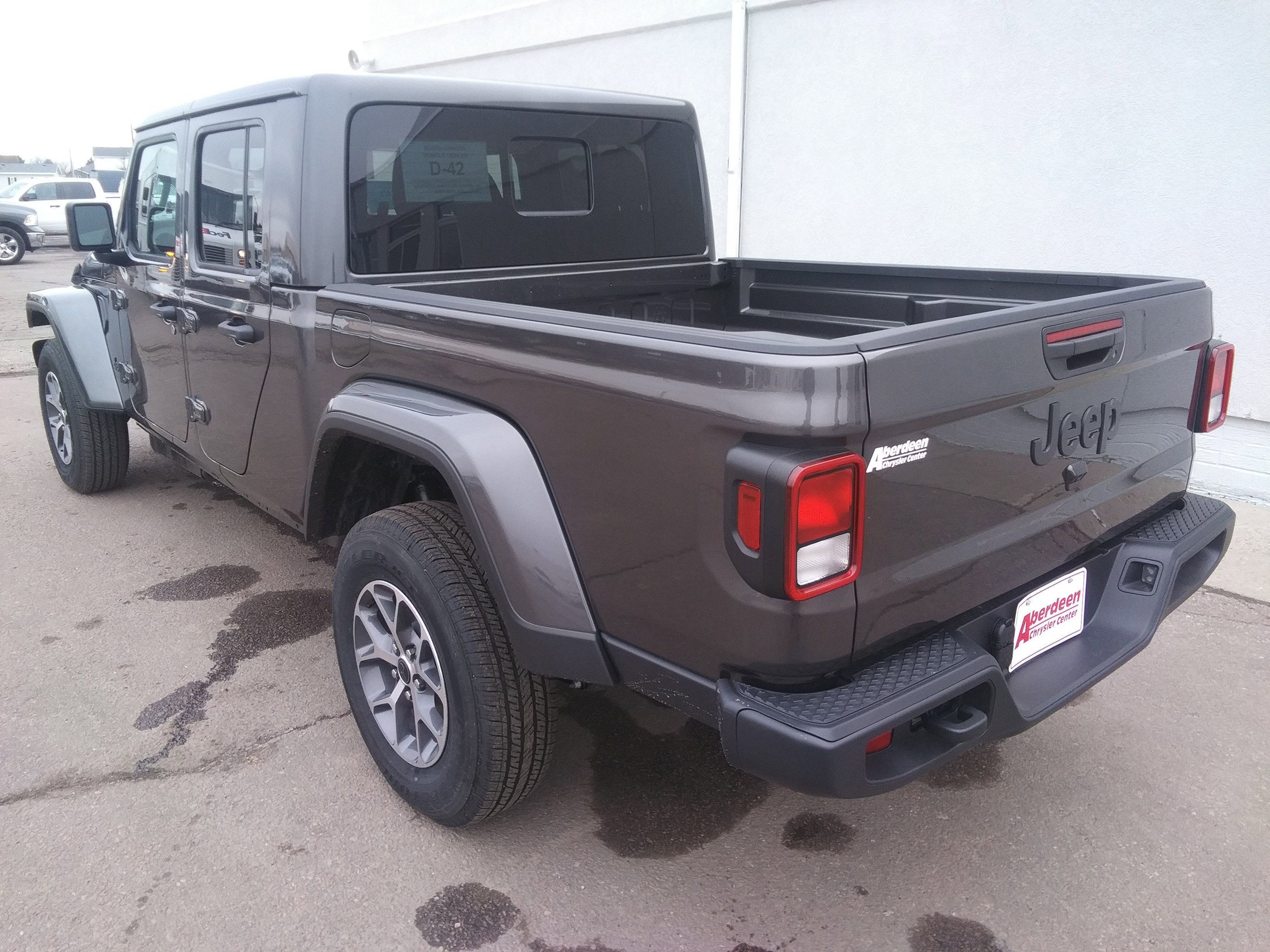 New 2026 Granite Crystal Metallic Clear-Coat Exterior Paint Jeep Sport S image 7