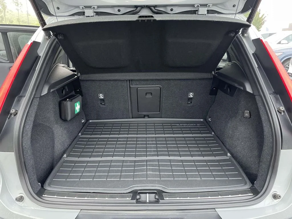 2025 Volvo XC40 Plus - Photo 30