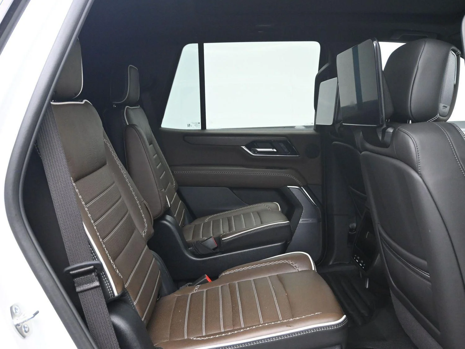 Used 2025 White Frost Tricoat GMC Denali Ultimate image 14