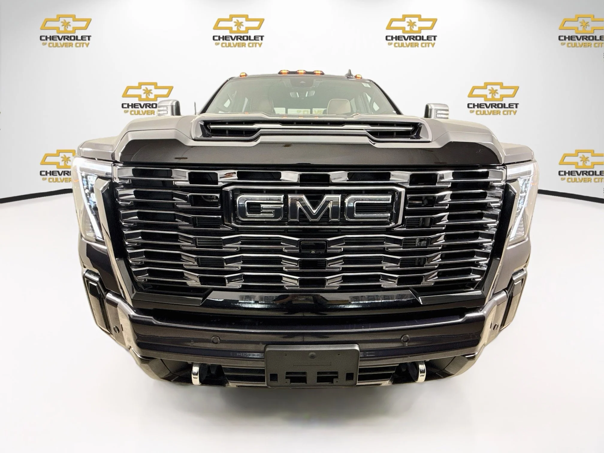 Used 2025 Titanium Rush Metallic GMC Denali Ultimate DRW image 2