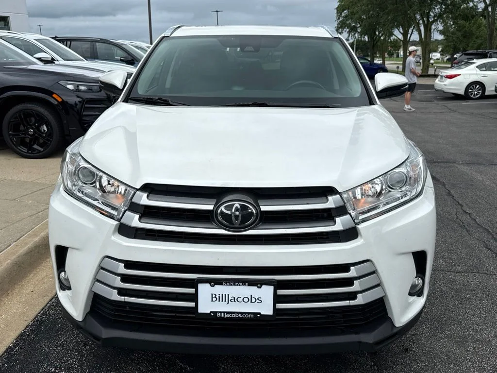 Used 2018 White Toyota XLE image 9