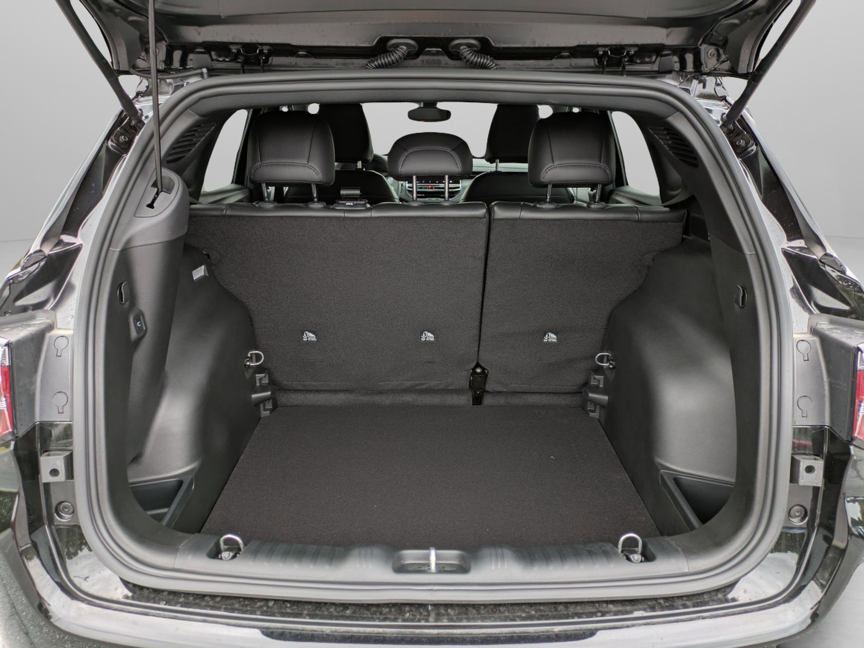 New 2026 Diamond Black Crystal Pearlcoat Jeep Latitude image 19