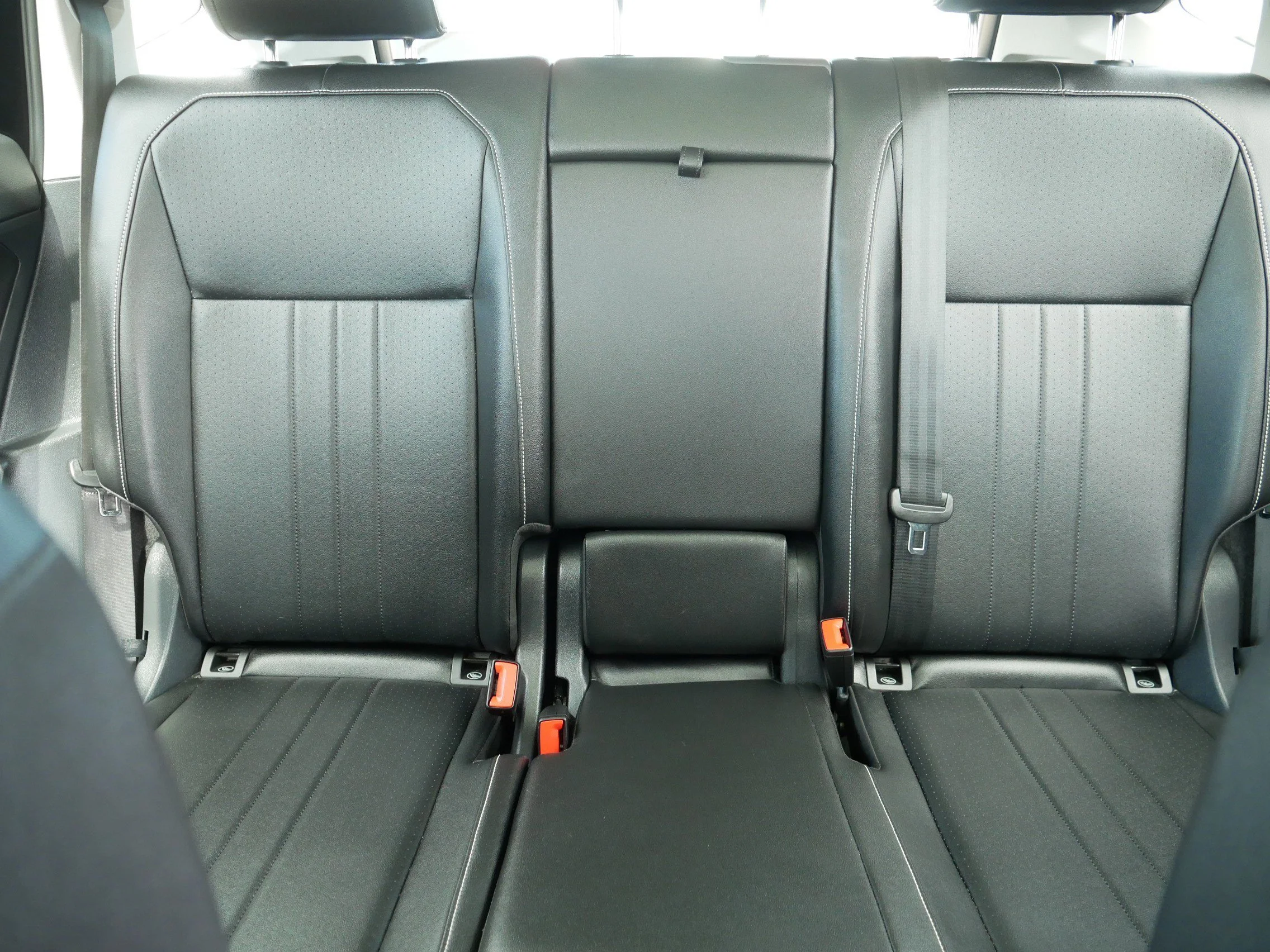 Used 2022 Deep Black Pearl Volkswagen SE image 13
