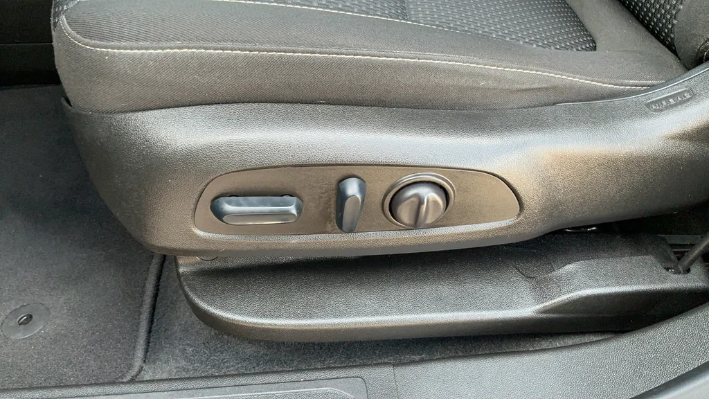 Used 2022 EBONY TWILIGHT METALLIC GMC SLE image 19