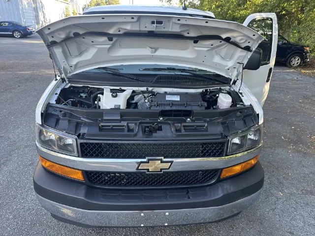 Used 2025 White Chevrolet LT image 28